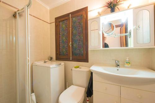 Kamar mandi di Bungalow Salud - PlusHolidays