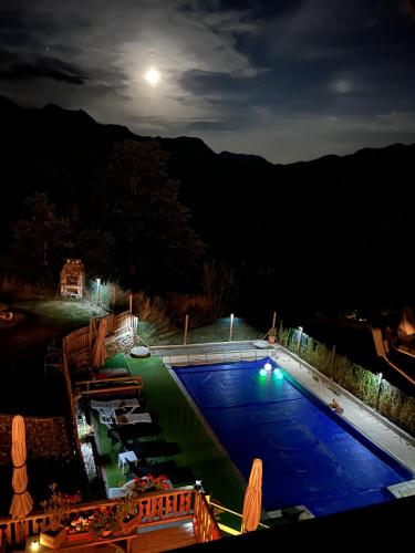 - une vue sur la piscine la nuit dans l'établissement La Foret De Maronne, à La Garde