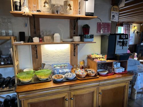 un mostrador de cocina con tazones de comida. en La Foret De Maronne, en La Garde