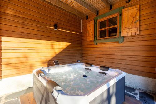 Kúpele alebo wellness v ubytovaní L'Écrin des Pyrénées - Authentique chalet classé 4 étoiles avec jacuzzi