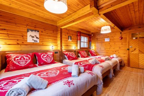 pokój z 3 łóżkami w drewnianym domku w obiekcie L'Écrin des Pyrénées - Authentique chalet classé 4 étoiles avec jacuzzi w mieście Font-Romeu-Odeillo-Via