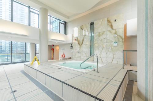 un ampio bagno con vasca in un edificio di Luxury Suite in Downtown Toronto a Toronto