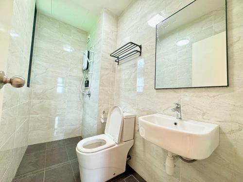 een badkamer met een wit toilet en een wastafel bij SKS Pavillion Residence romantic luxury unit JBCC Netflix YouTube in Johor Bahru