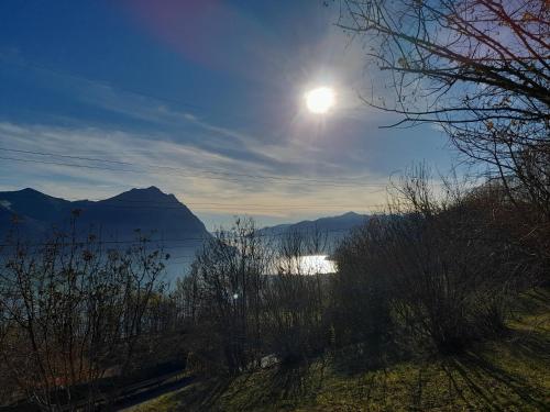 a view of a lake with the sun in the sky at Beb san giorgio in Volpino
