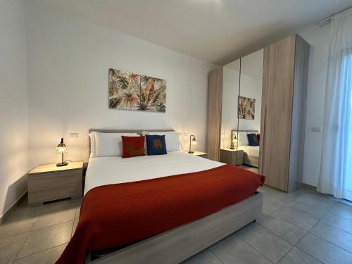 NG Collection 4.4 في أولبيا: غرفة نوم بسرير كبير مع بطانية حمراء