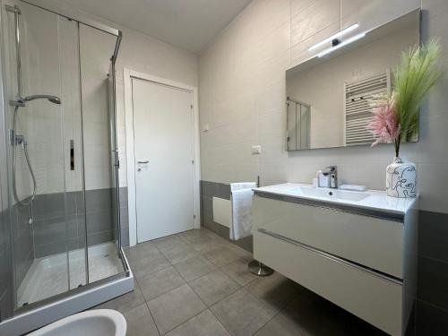 NG Collection 4.4 في أولبيا: حمام مع حوض ودش ومرحاض