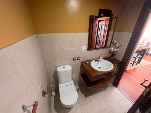 un baño con inodoro y lavabo en Vistas Sobrellano, en Comillas