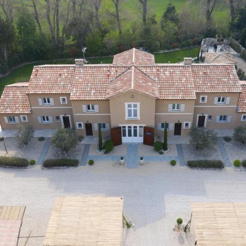Το κτήριο όπου στεγάζεται  the country house