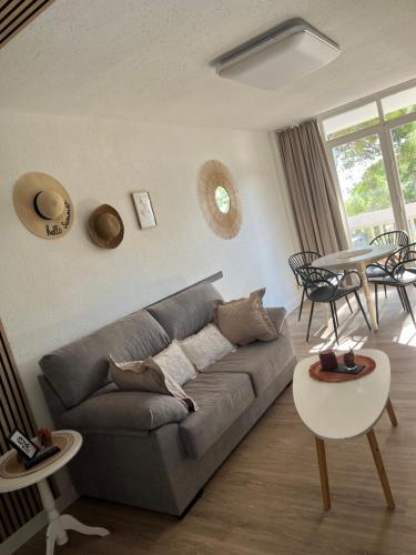 a living room with a gray couch and a table at Appartement Vue Mer avec Piscine et WIFI in Salou