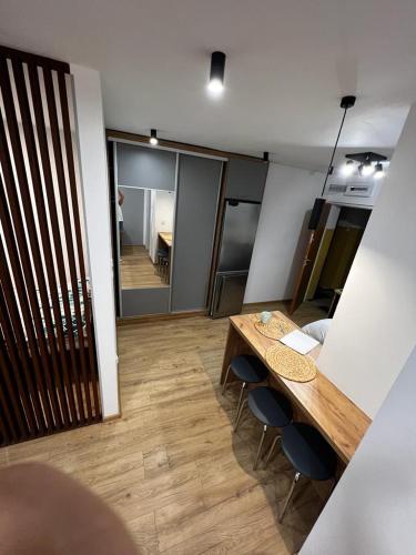 una habitación con mesa y sillas y una habitación con pasillo en Dziupla, en Orneta