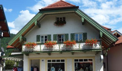 a house with a balcony with flowers on it at Ferienwohnungen Schneiderhäusl inkl. Chiemgaukarte in Ruhpolding