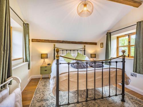 1 dormitorio con 1 cama en una habitación en 1 bed in Leominster 86883, 