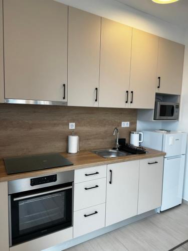 A kitchen or kitchenette at RiverGuard Apartment With FREE PARKING