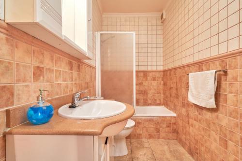 y baño con lavabo y aseo. en Capistrano1, en Nerja