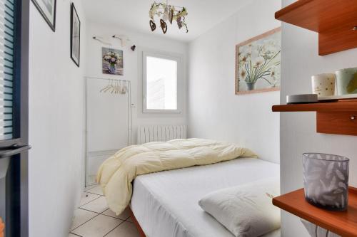 ein kleines Schlafzimmer mit einem Bett und einem Fenster in der Unterkunft Appart pour 4 dans domaine avec piscine in Noirmoutier-en-l'lle
