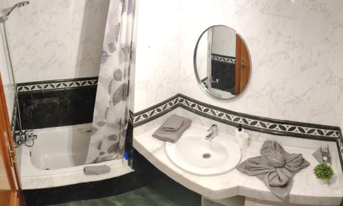 a bathroom with a sink and a tub and a mirror at Casa Felix - Ferienwohnung in Esquinzo in Playa Jandia
