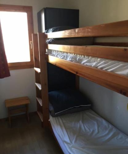 quelques lits superposés dans une chambre dans l'établissement Apartment with 6 bed close to the slopes, à Saint-Étienne-en-Dévoluy