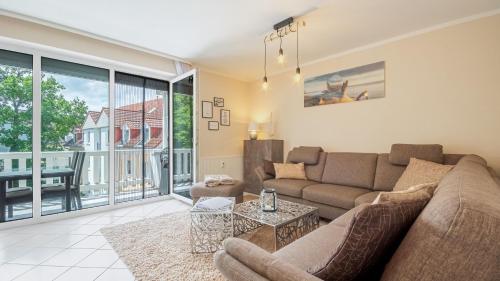 a living room with a couch and a table at Wellness-Ferienwohnung Strandurlaub Baabe in Baabe