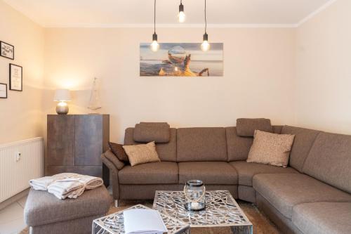 a living room with a couch and a table at Wellness-Ferienwohnung Strandurlaub Baabe in Baabe