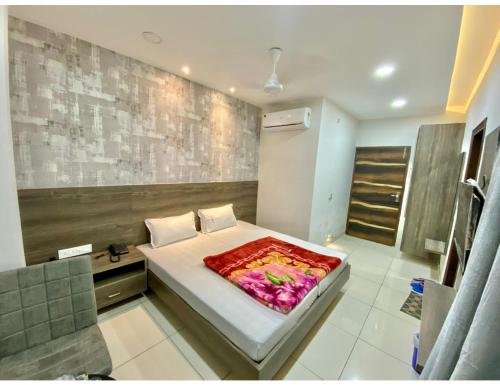 1 dormitorio con 1 cama en una habitación con pared en Bajaj Regency, Ludhiana, en Ludhiana