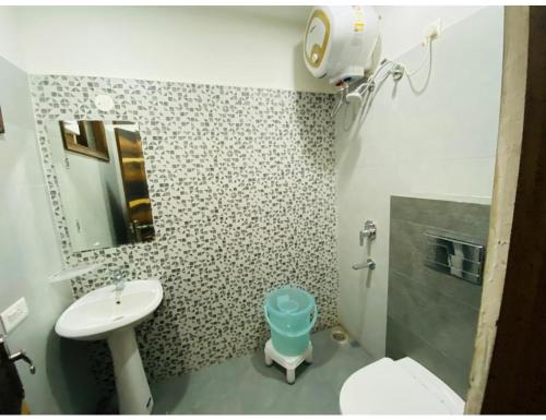 y baño con lavabo, aseo y espejo. en Bajaj Regency, Ludhiana, en Ludhiana
