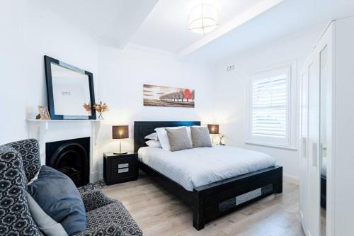 biała sypialnia z łóżkiem i kominkiem w obiekcie Cozy King Suite Millers Point w mieście Sydney