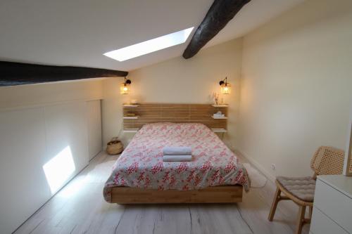 - une chambre avec un lit et 2 serviettes dans l'établissement Luberon - Air-conditioned apartment, à Le Puy-Sainte-Réparade