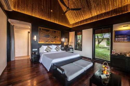 芽莊的住宿－Hon Tam Resort，一间卧室配有一张大床和一张沙发