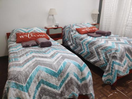 dos camas sentadas una al lado de la otra en una habitación en Buenos Aires, CABA en Buenos Aires