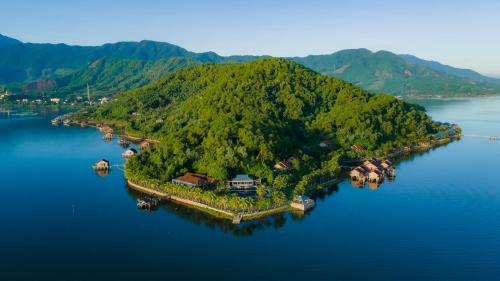 una isla en medio de un gran cuerpo de agua en Vedana Lagoon Resort & Spa, en Hue