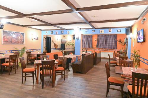 a restaurant with tables and chairs in a room at Hotel Ida in Bansko