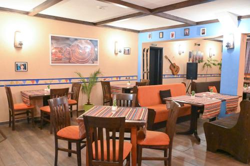 a restaurant with tables and chairs in a room at Hotel Ida in Bansko