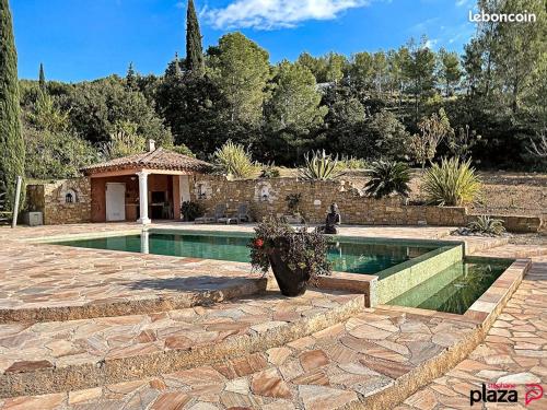 une piscine dans une cour avec une maison dans l'établissement Appartement indépendant en rdc dans propriété, à La Madrague