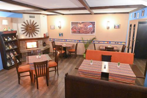 a restaurant with tables and chairs in a room at Hotel Ida in Bansko