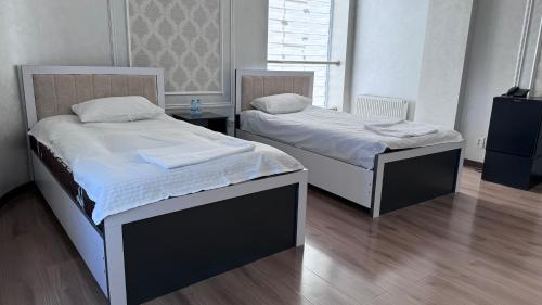 Cama o camas de una habitación en Parvoz Hotel