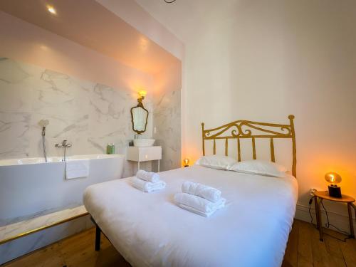 um quarto com uma cama e uma banheira em Superbe Appartement Hypercentre - L'Artistique em Pau