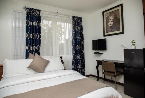 Un pat sau paturi într-o cameră la Ridge Cozy Rooms