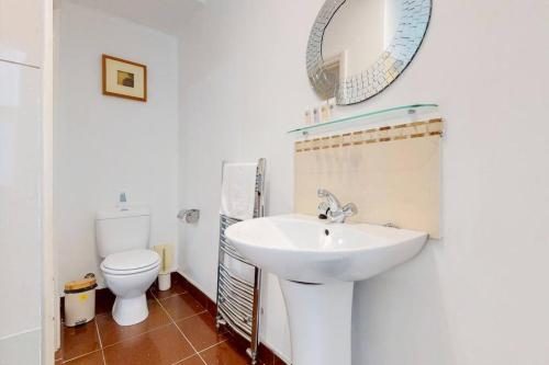 y baño con lavabo y aseo. en Charming 1BD flat with a private garden in Leyton en Londres