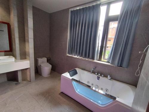a bathroom with a tub and a sink and a toilet at khách sạn tina 5 in Can Tho