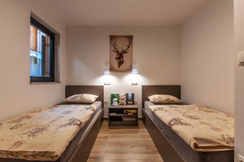 Habitación con 2 camas en una habitación en Apartma Kadulja Golte, en Mozirje