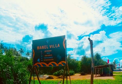 una señal en un campo con un cielo nublado en Manel Villa, en Bentota