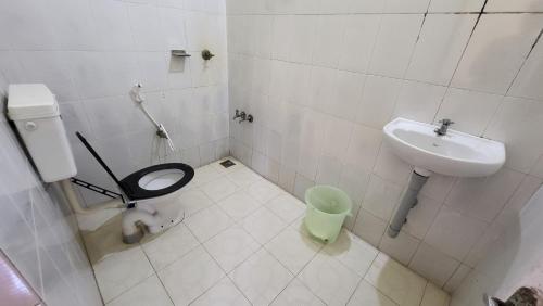 a bathroom with a toilet and a sink at GREEN FINCH LAKE VIEW GARDEN RESIDENCY in Cherai Beach