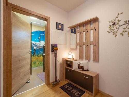 フューゲンベルクにあるFerienwohnung Klockerのドア付きの部屋と部屋付きの部屋