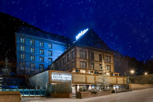 バケイラ・ベレットにあるHotel MIM Baqueira Luxury & SPAの夜のホテルで、屋根に灯りが灯っています。