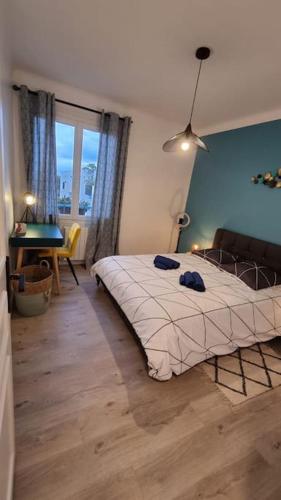 - une chambre avec un lit et un bureau dans l'établissement L'escale détente by Póm, à Lorient