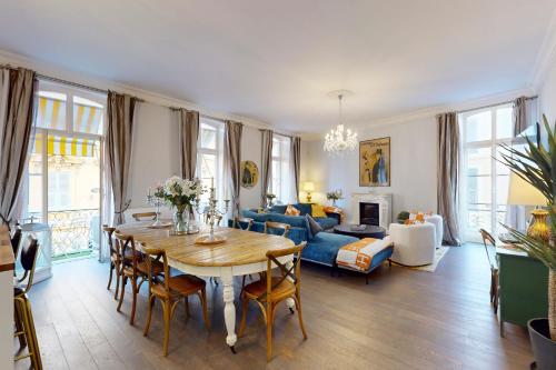 un salon avec une table et un canapé bleu dans l'établissement Silver Suite Five Stars Holiday House, à Nice