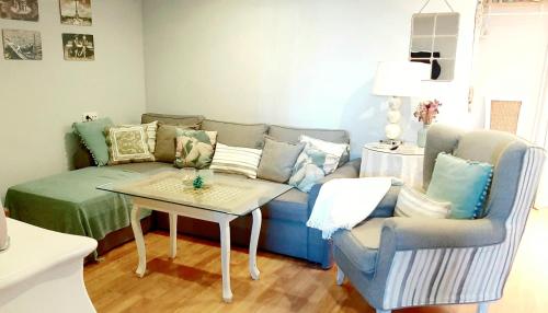 sala de estar con sofá y mesa en Apartamento "Bellavista" E&M -SOLO NO FUMADORES-, en Cájar