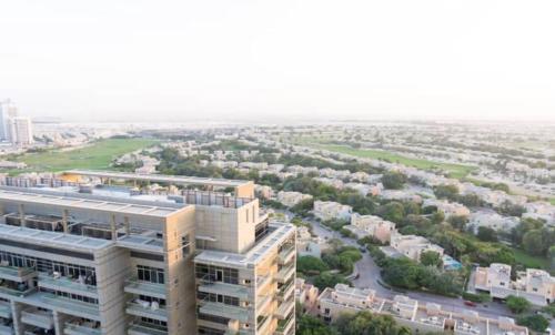 una vista aérea de un edificio de una ciudad en Global golf residency 2, sports city en Dubái