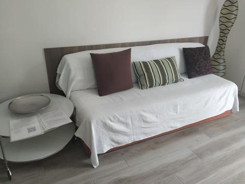 Cette chambre comprend un lit avec des oreillers et une table. dans l'établissement Gemütliches Garten-Apartment mit Bergblick, à Murnau am Staffelsee