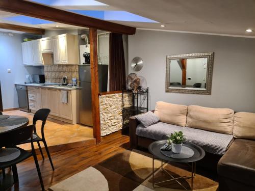 salon z kanapą i kuchnią w obiekcie Wigwam Apartament 5-osobowy w mieście Sopot